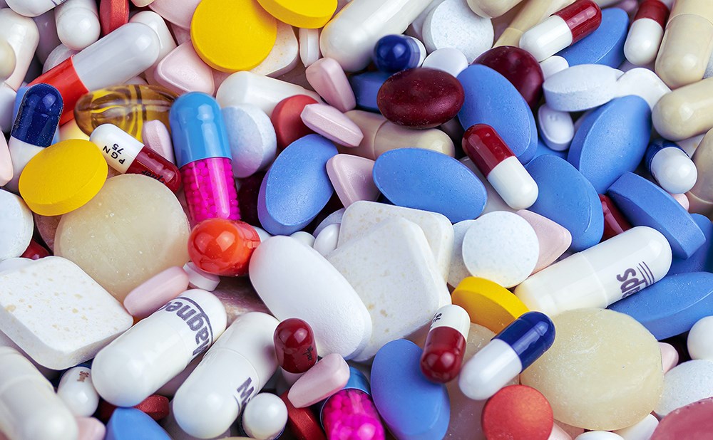 © Myriam Zilles (Unsplash) Viele verschiedene bunte Medikamente, Pillen und Tabletten auf einem Haufen