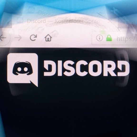 Discord-Logo auf der Unternehmenswebsite auf einem Computerbildschirm