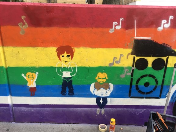 Mauer mit Graffiti von Regenbogenflagge