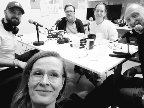 Gruppen-Selfie mit Podcast-Hosts und pädagogischen Bereichsleitungen
