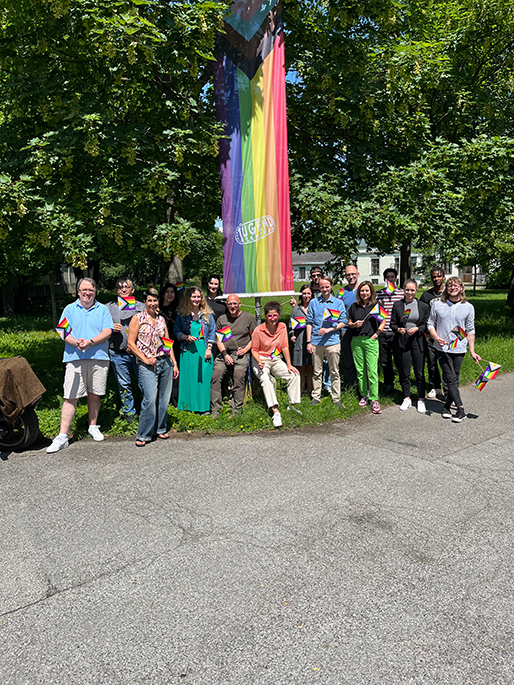 Die Mitatbeiter:innen der Zentrale des Verein Wiener Jugendzentren hissen die Regenbogenfahne.