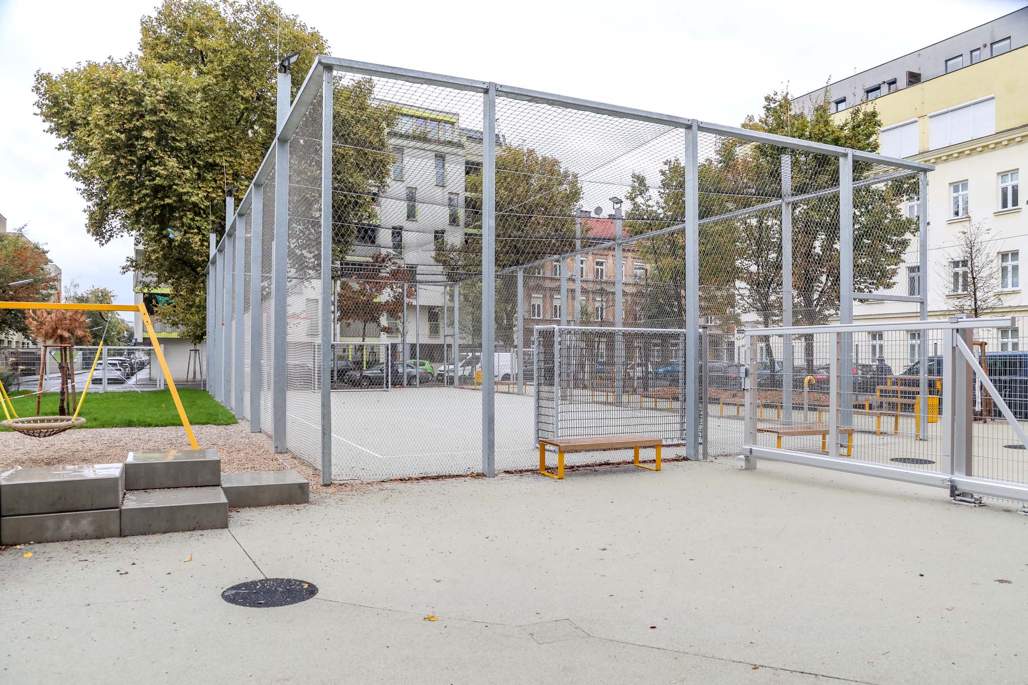 Der multifunktionale Hartplatz-Käfig der Bildungseinrichtung Willi Resetarits.