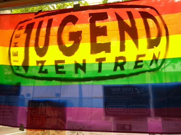 Jugendzentren mit Regenbogenfahne