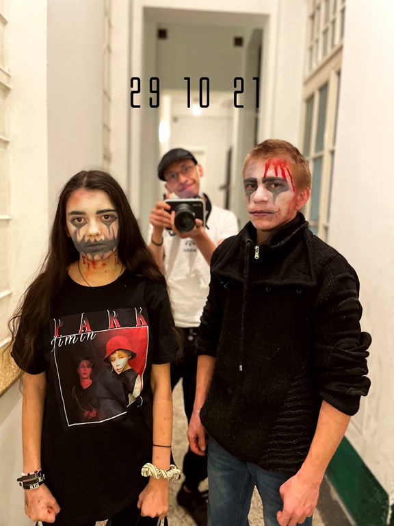 Jugendliche im gruseligen Halloween-Makeup beim Back on Stage 16/17